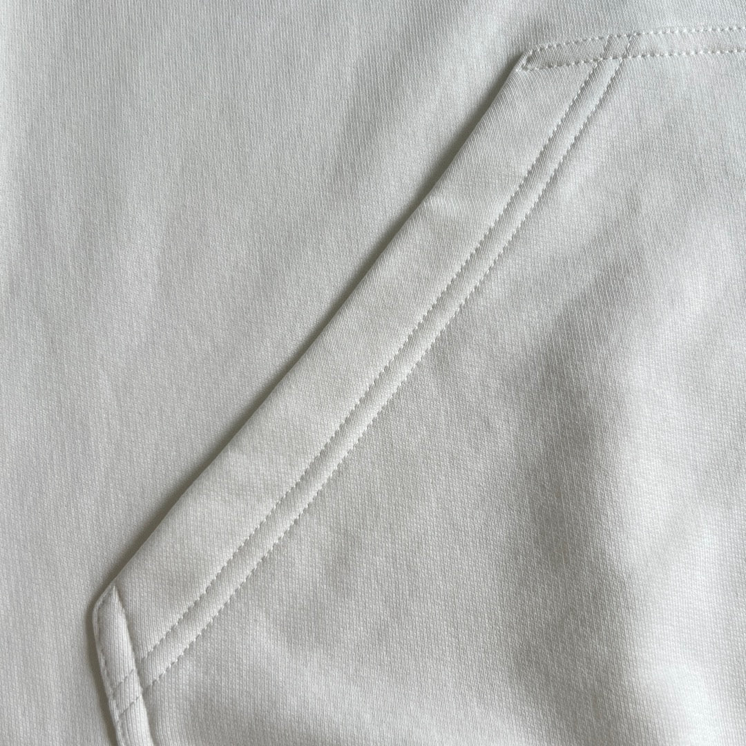 Sudadera con capucha en blanco y negro