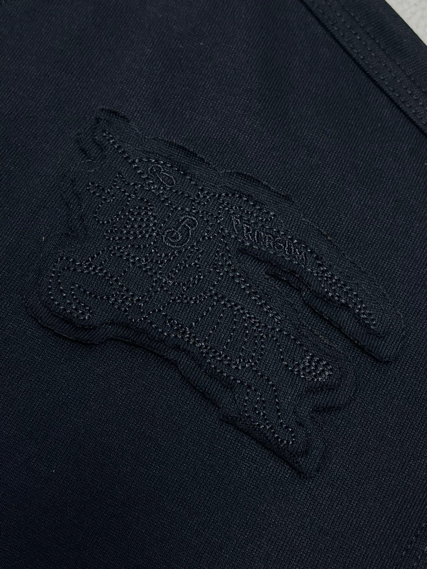 Schwarzes, weißes, grünes und blaues T-Shirt