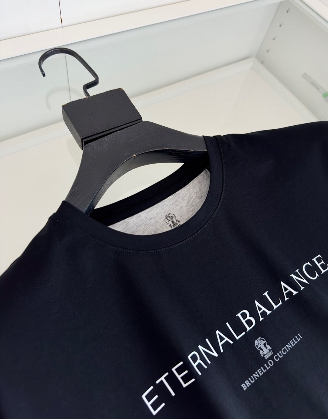 Schwarz-weißes T-Shirt