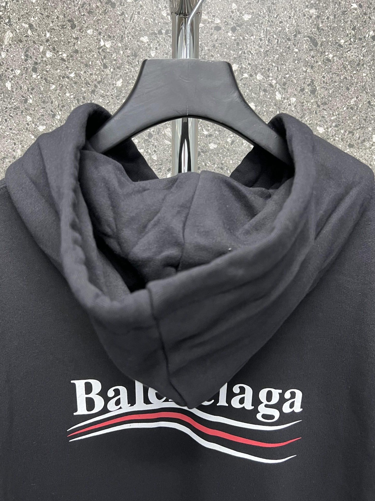 Sudadera con capucha blanca y negra