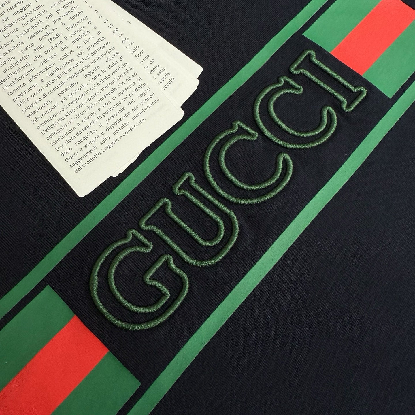 Schwarz-weißes T-Shirt