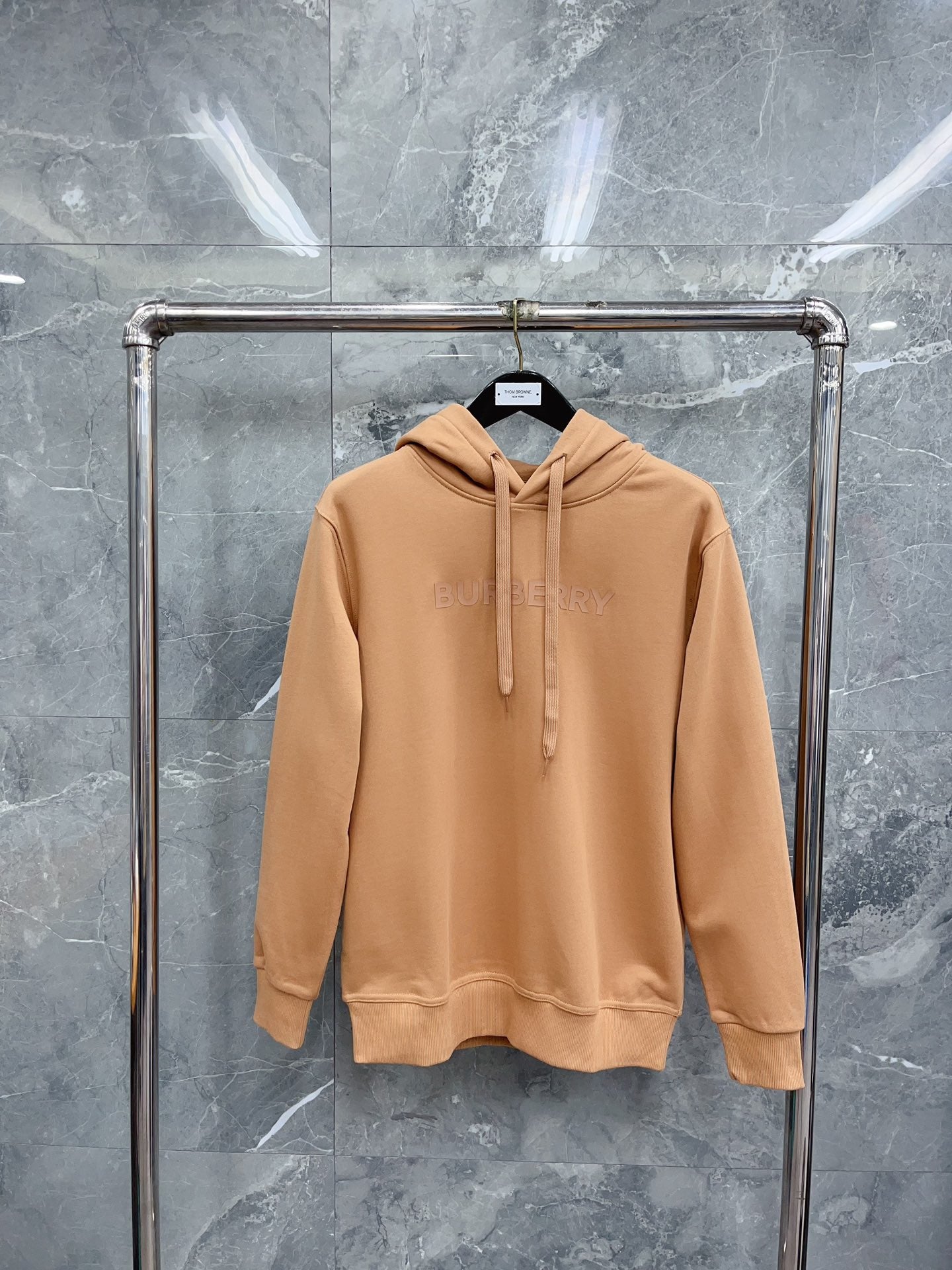 Sudadera con capucha negra, caqui, azul y roja