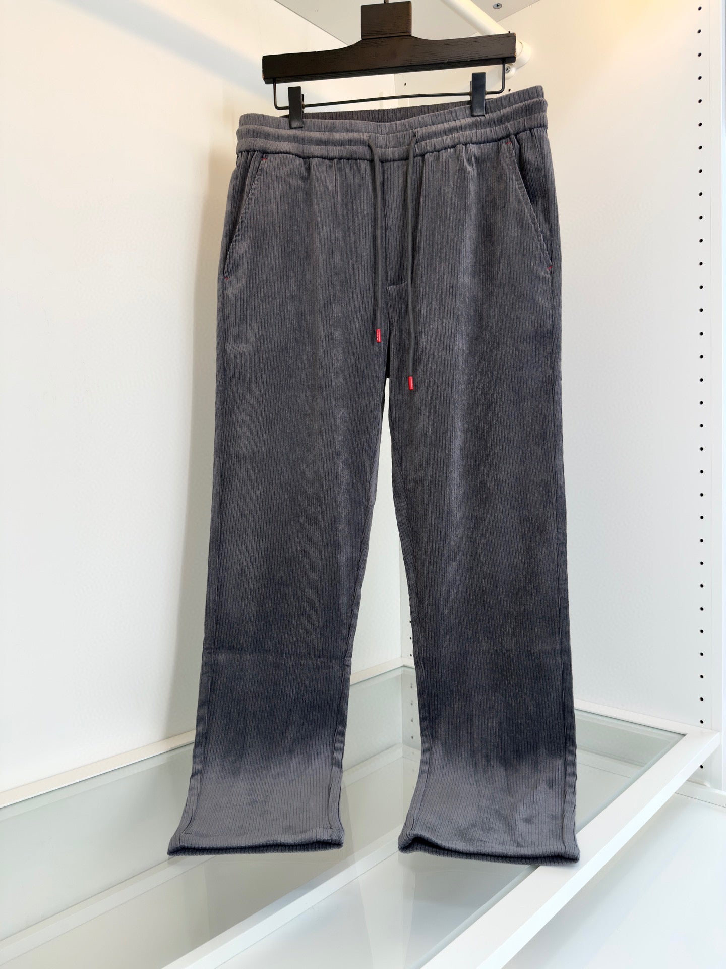 Dunkelblaue und schwarze Hose