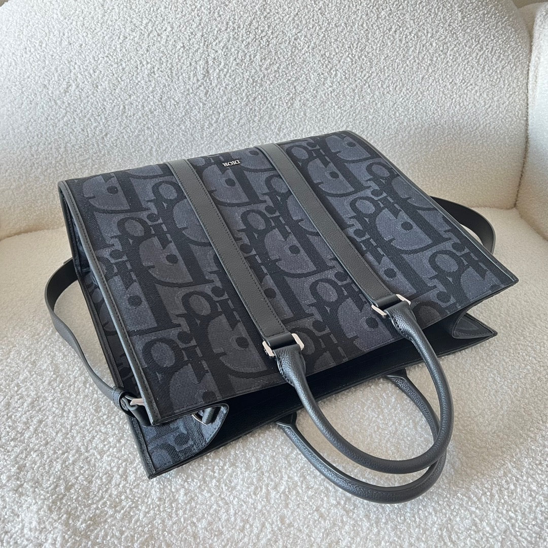 Blaue und schwarzgraue Tasche