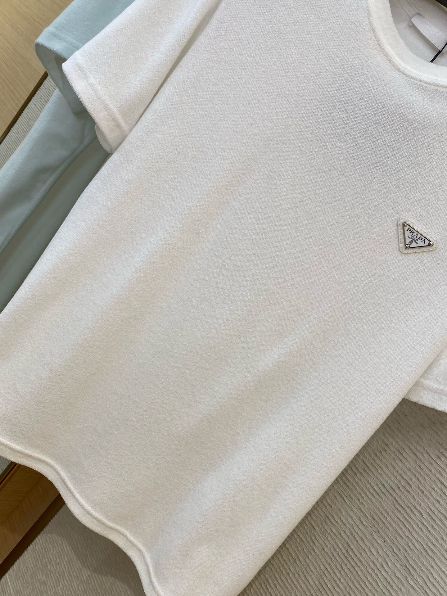 Camiseta blanca y azul