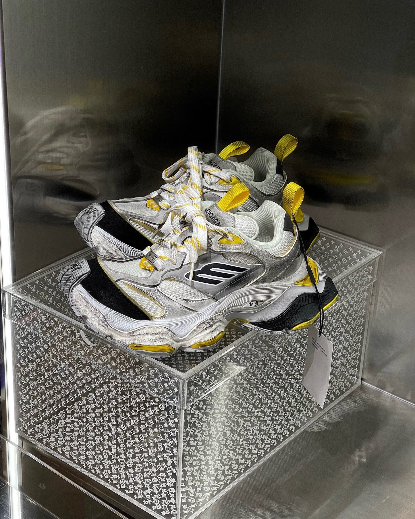 Silbergelbe Schuhe