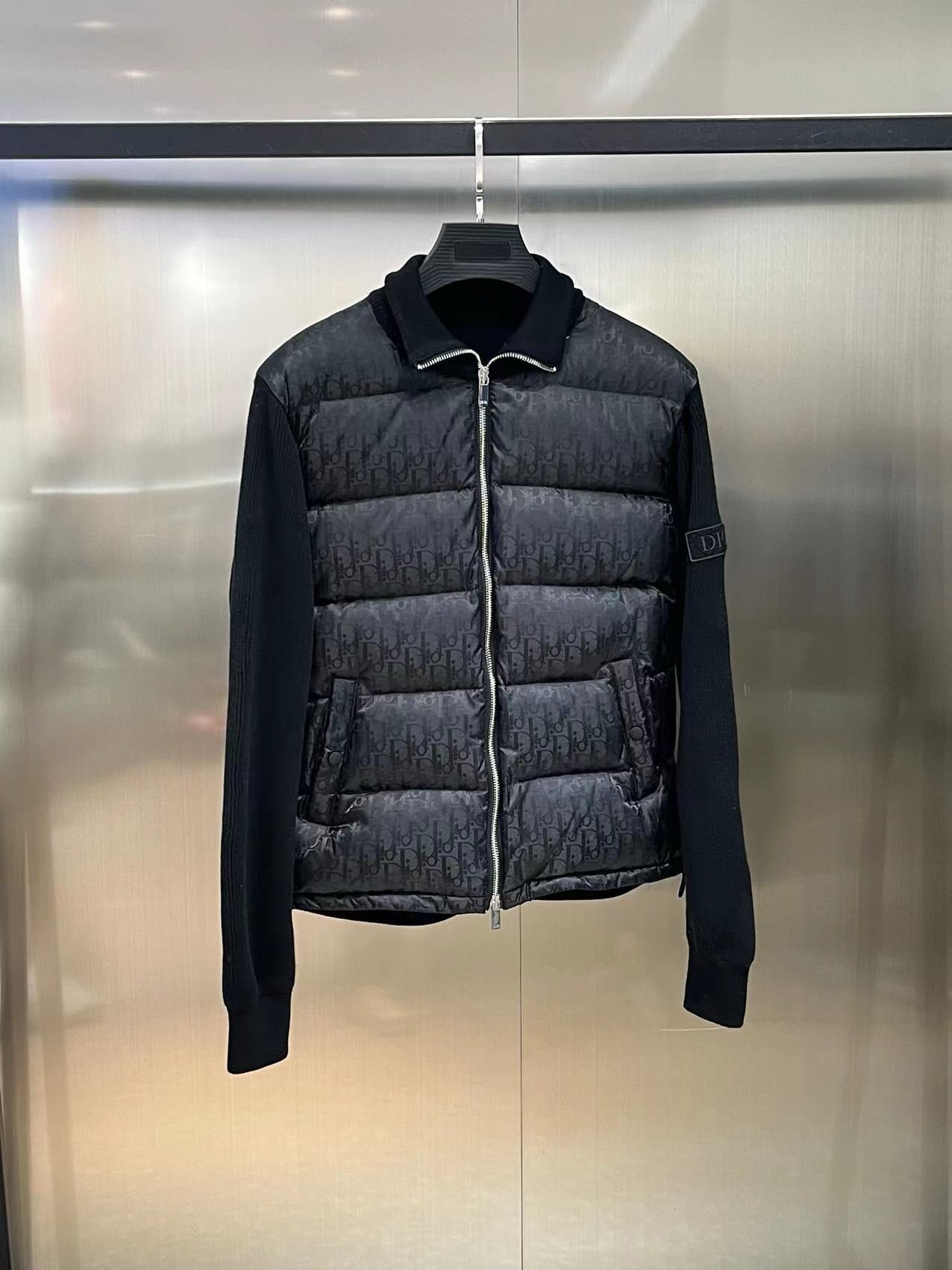Schwarze, graue, blaue und weiße Jacke