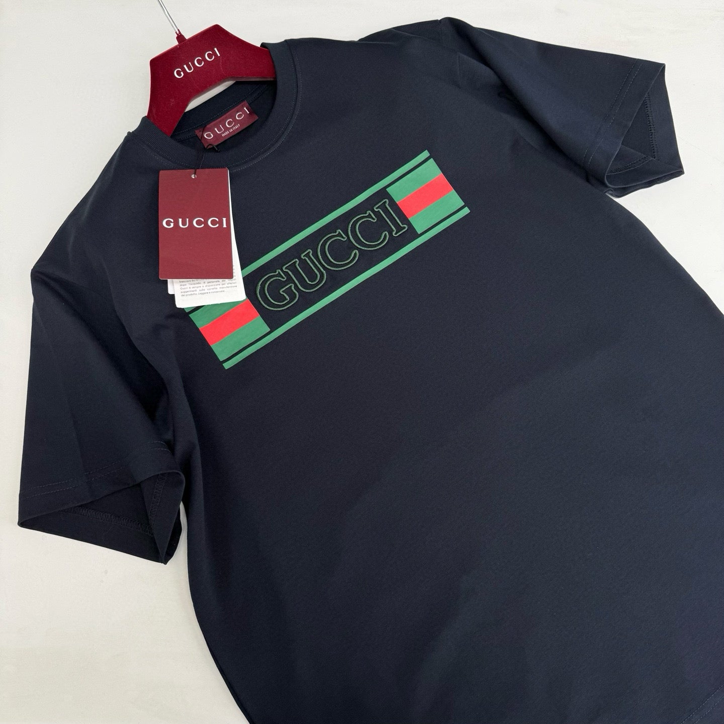 Schwarz-weißes T-Shirt