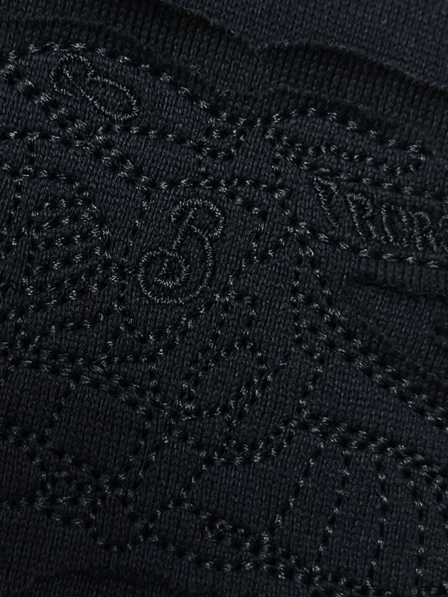 Schwarzes, weißes, grünes und blaues T-Shirt