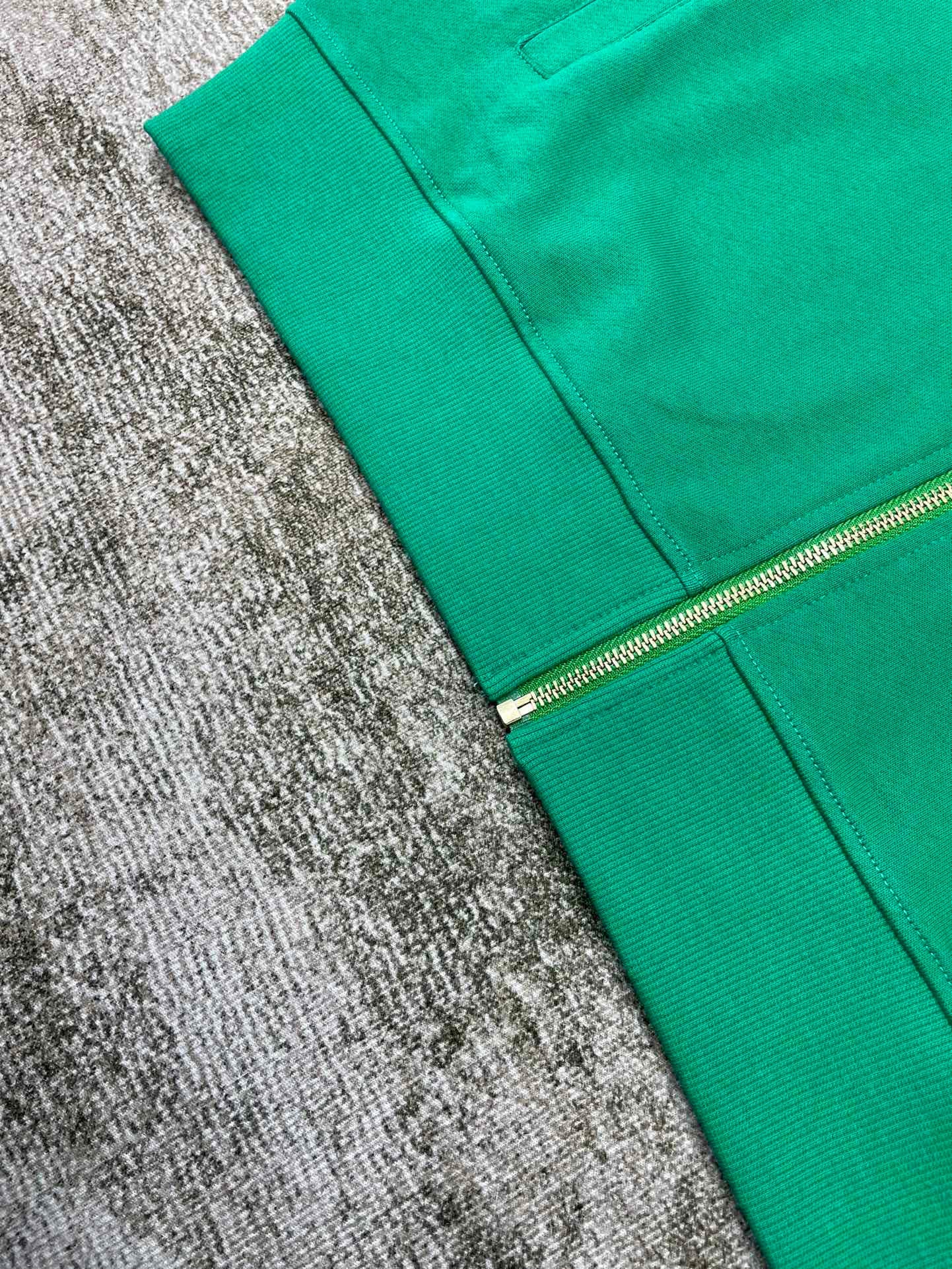 Chaqueta roja y verde