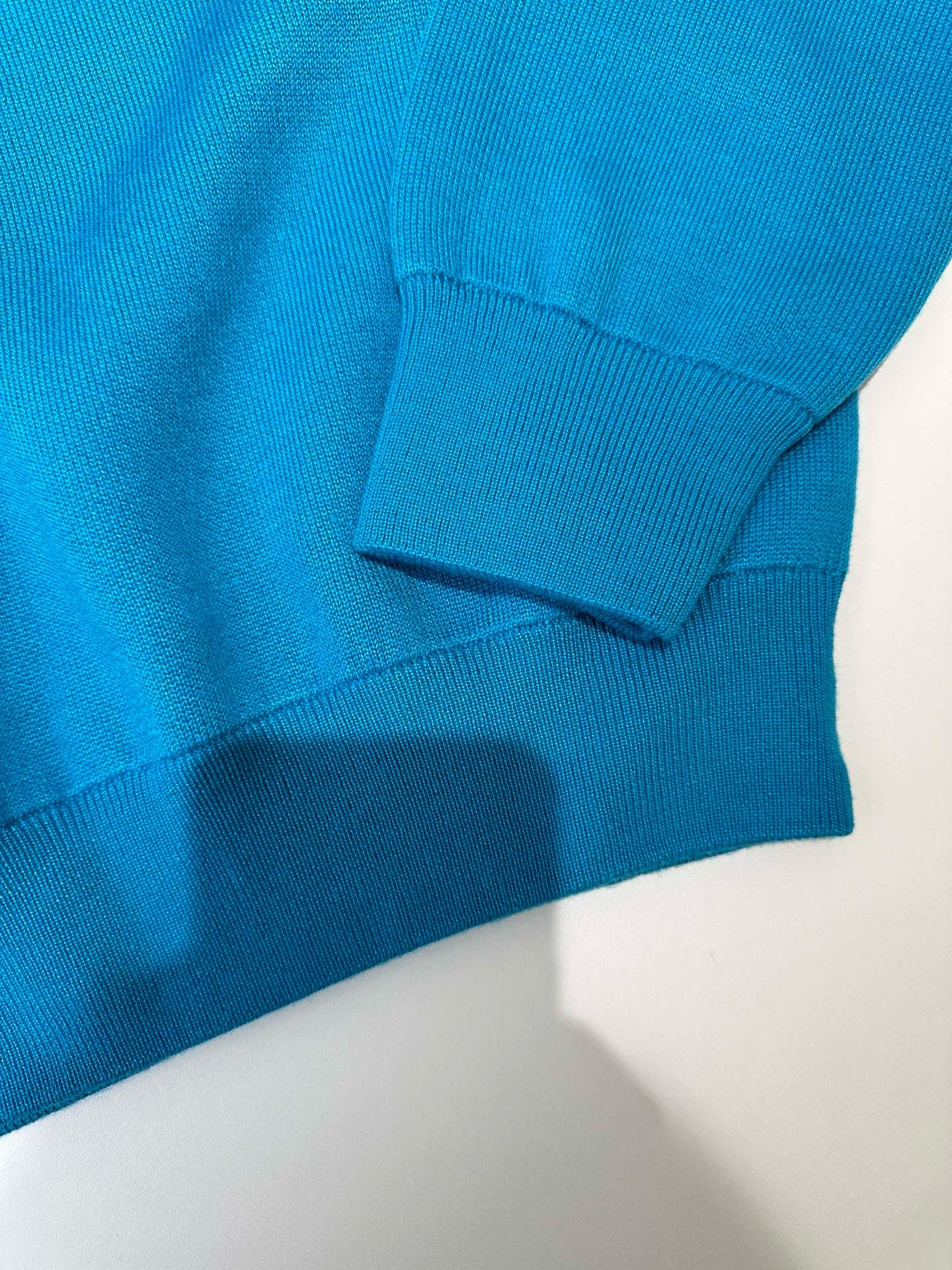 Schwarzes und himmelblaues Sweatshirt
