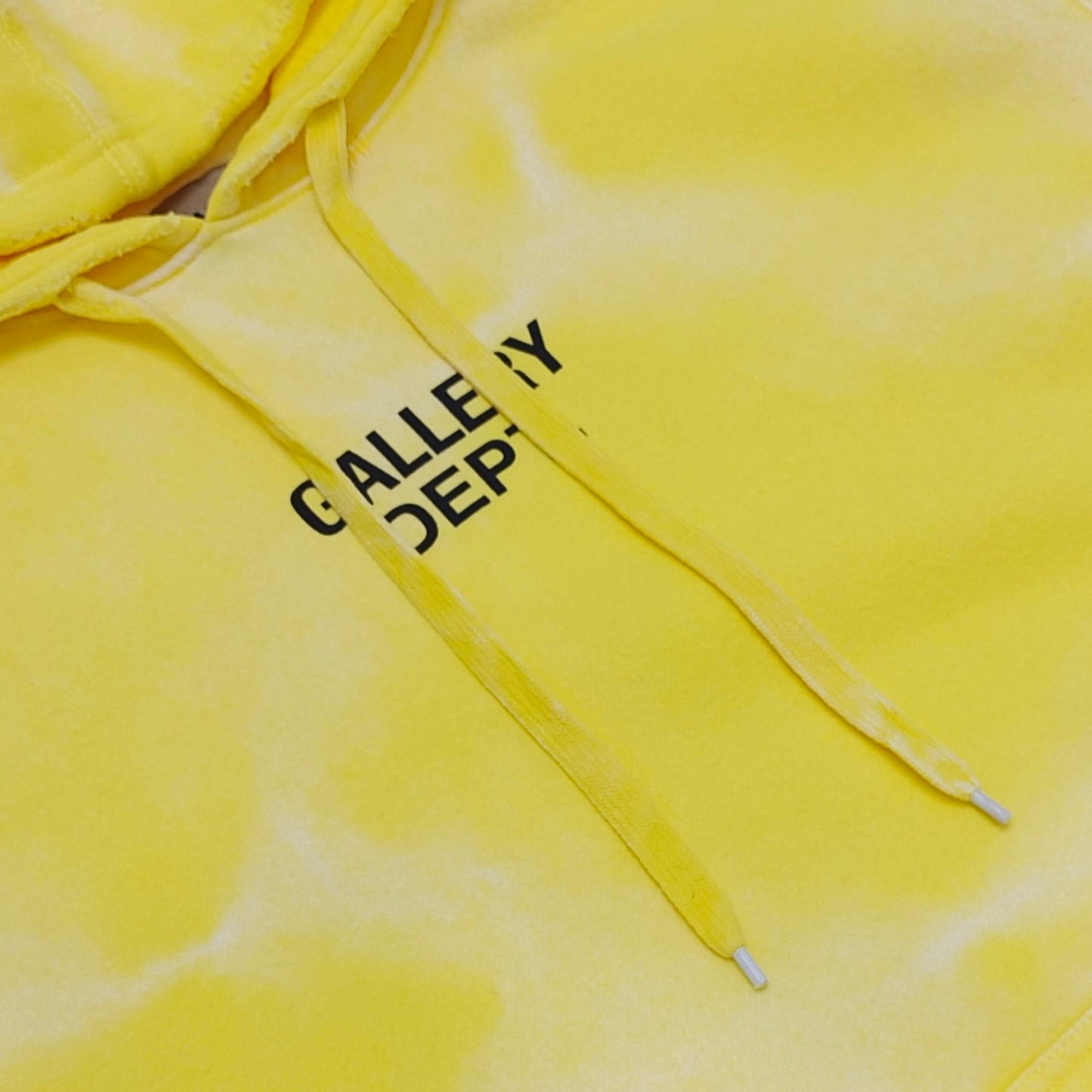 Sudadera con capucha amarilla y rosa