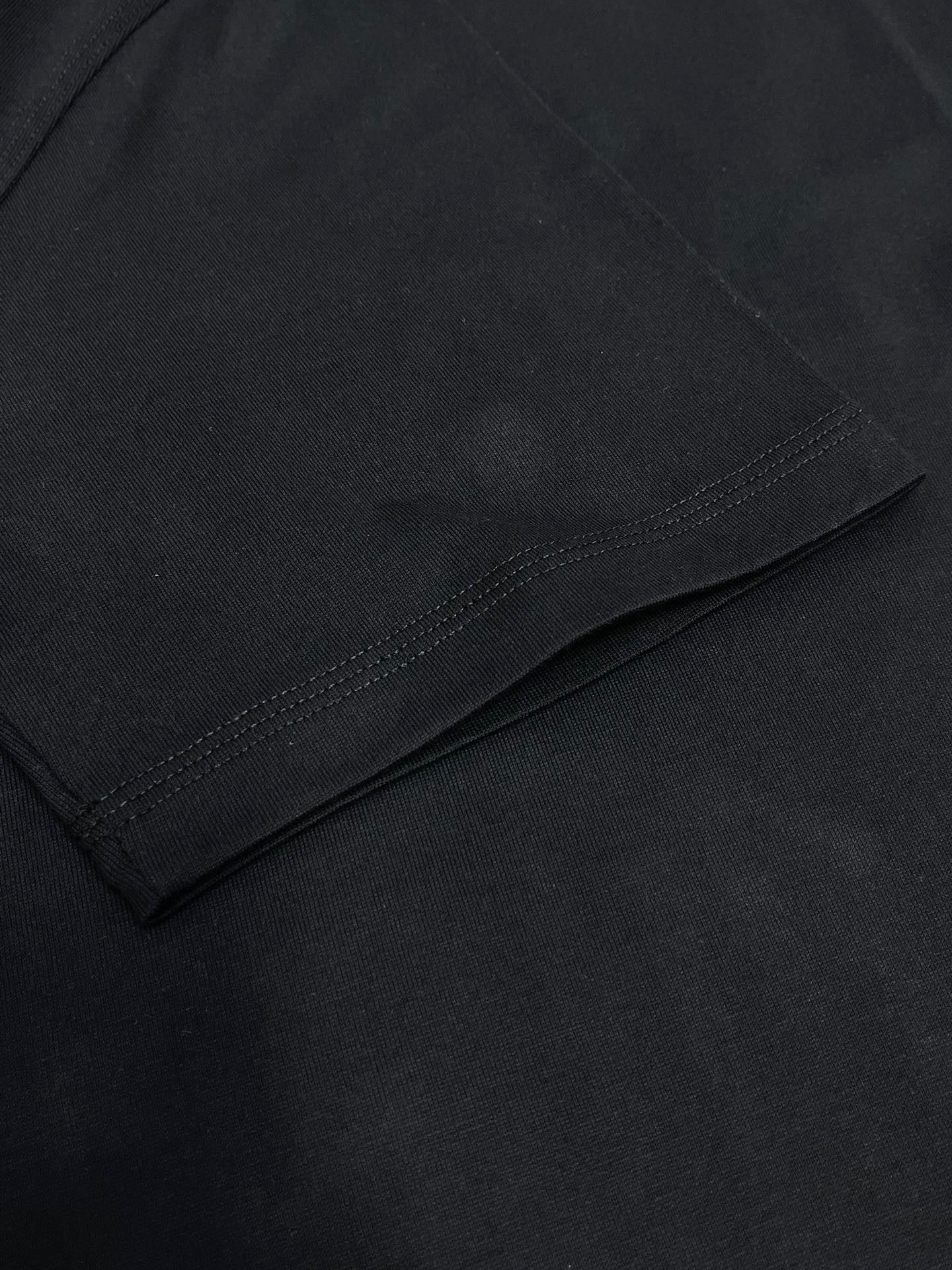Schwarzes, weißes, grünes und blaues T-Shirt