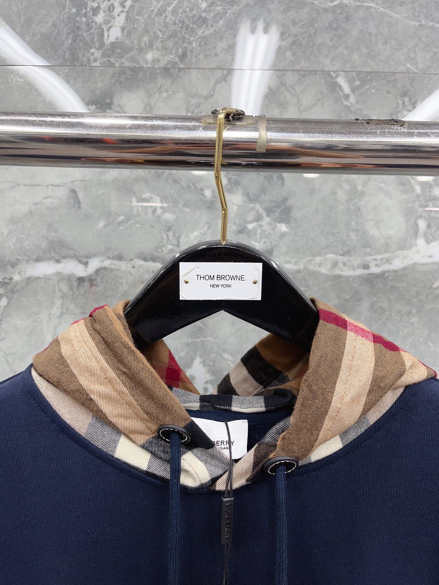 Sudadera con capucha negra, azul oscuro, gris y caqui