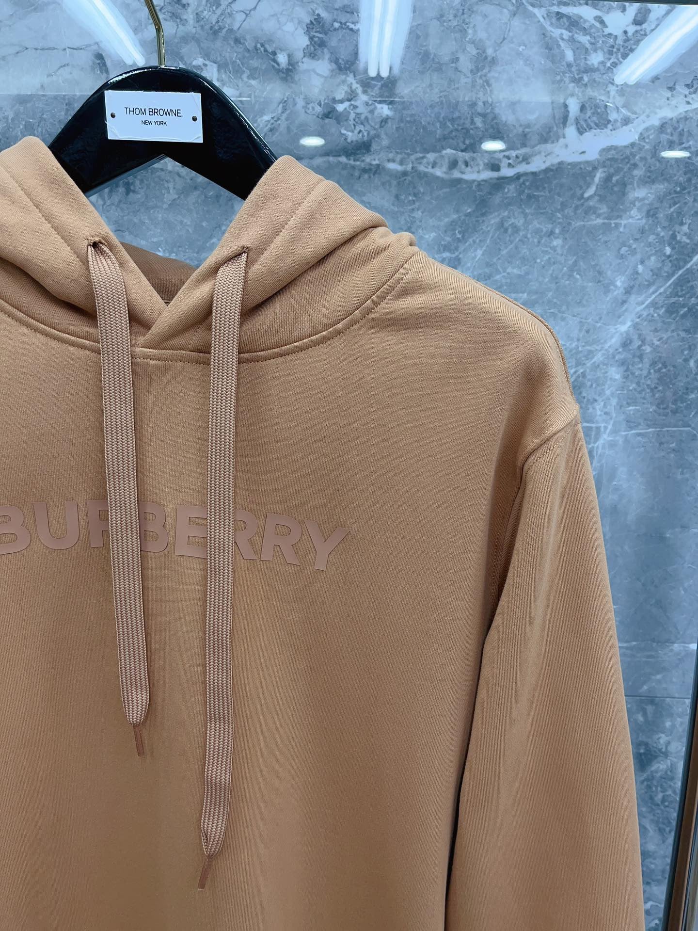 Sudadera con capucha negra, caqui, azul y roja