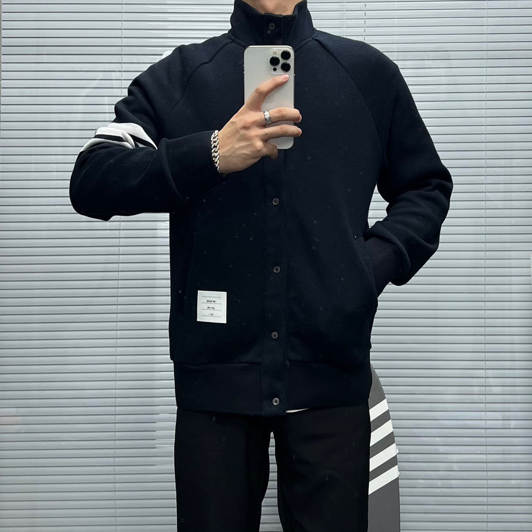 Graue und dunkelblaue Jacke
