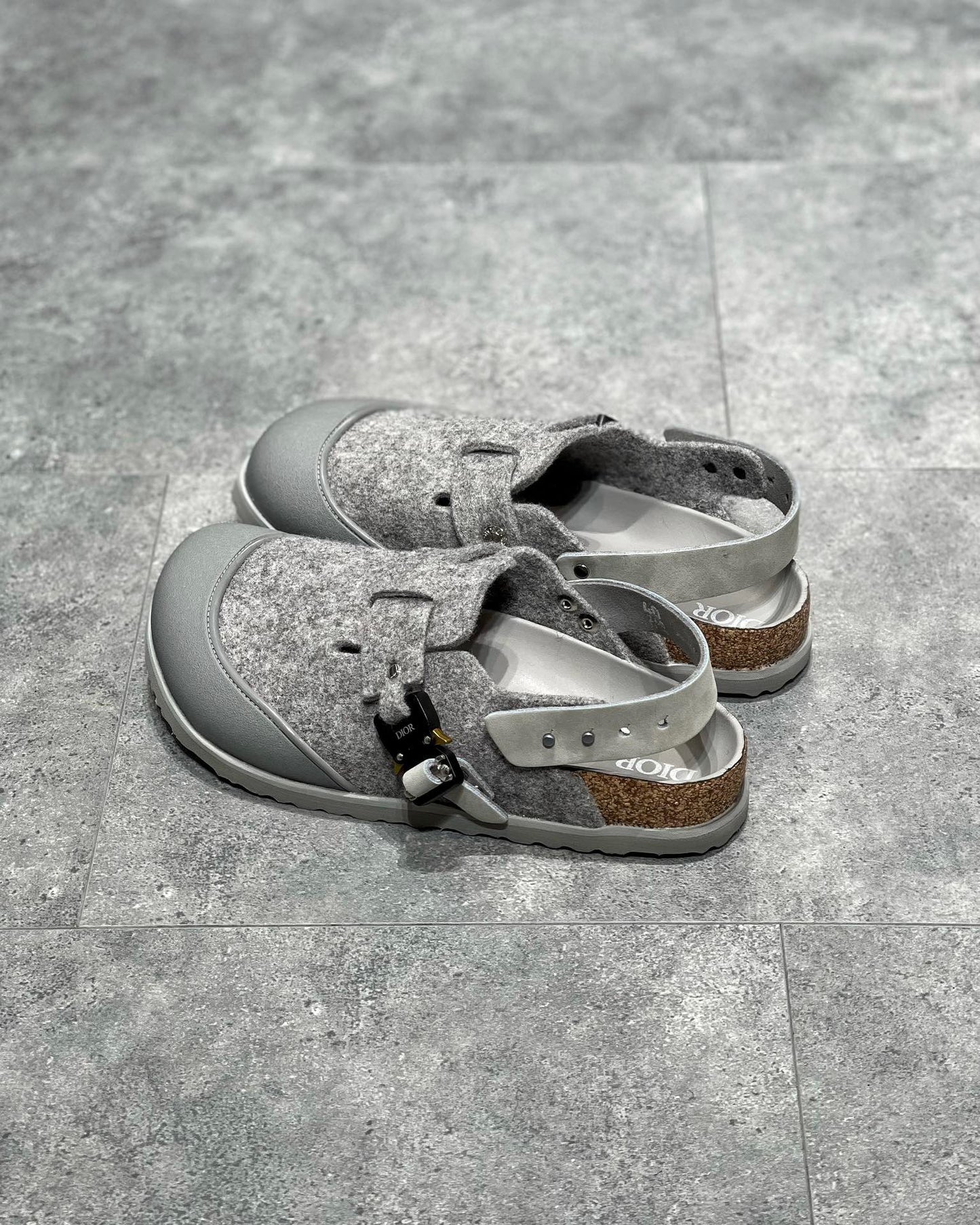 Schwarze, graue und cremefarbene Schuhe