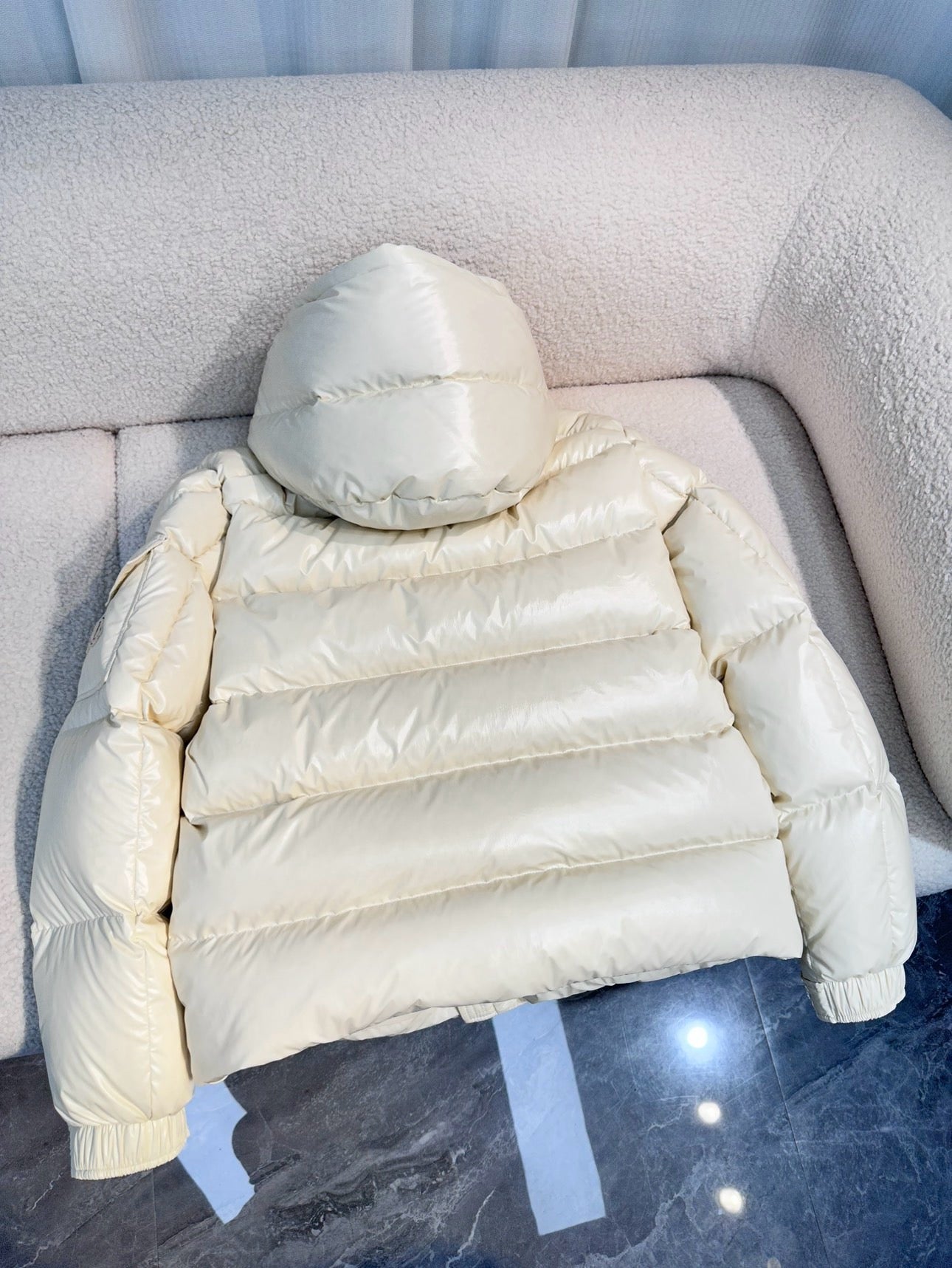 Chaqueta blanca y negra