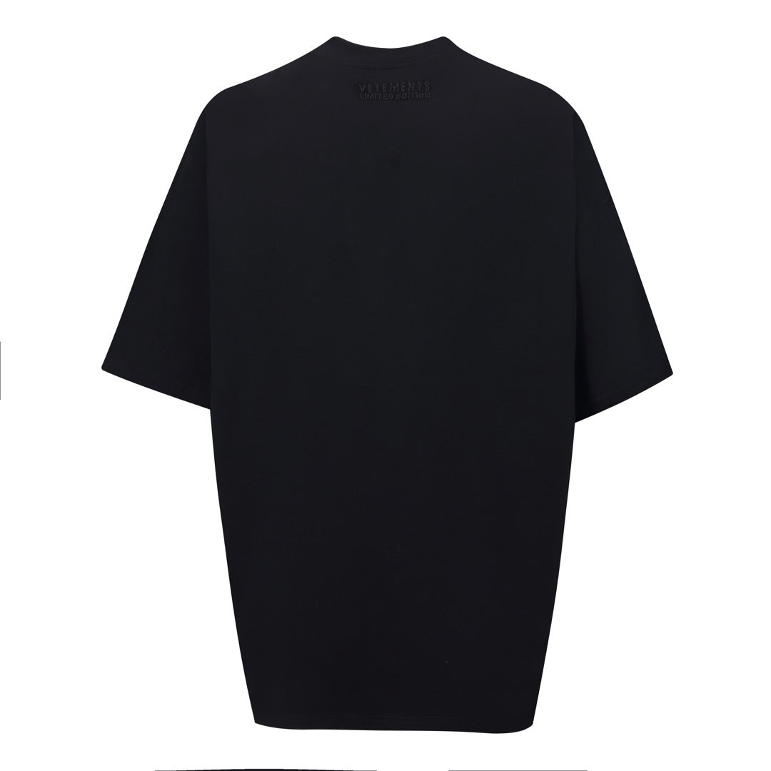 Weißes und schwarzes T-Shirt