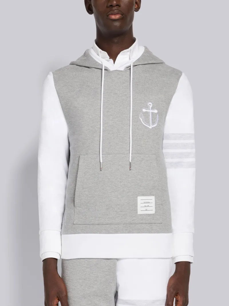 Sudadera con capucha gris y blanca