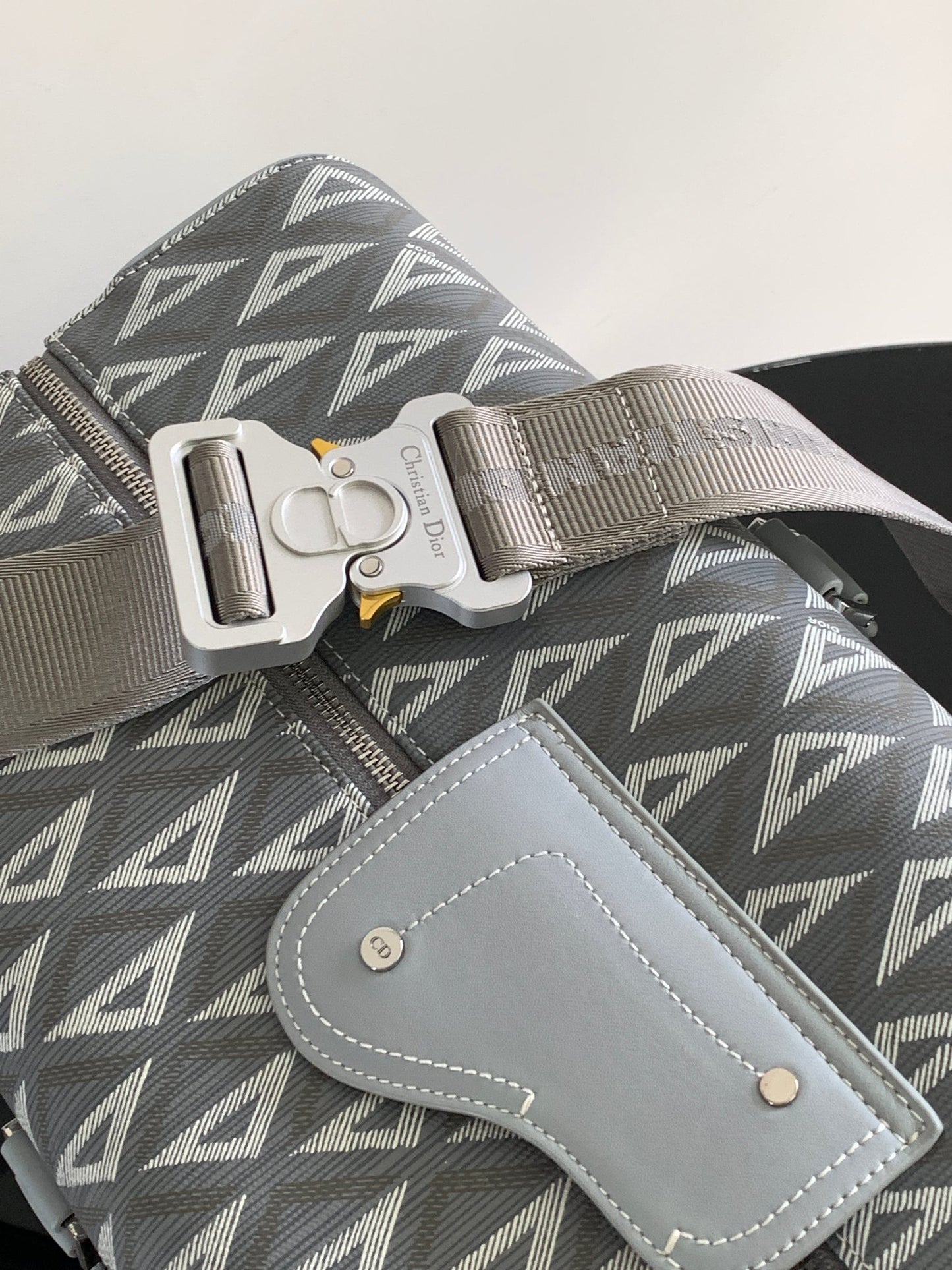 Bolso gris y negro