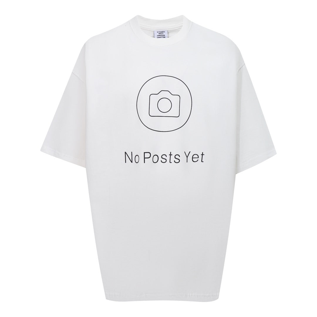 Weißes und schwarzes T-Shirt