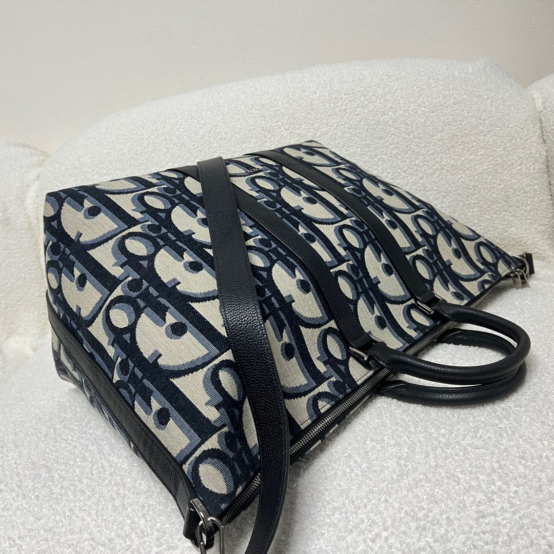 Blaue und schwarzgraue Tasche