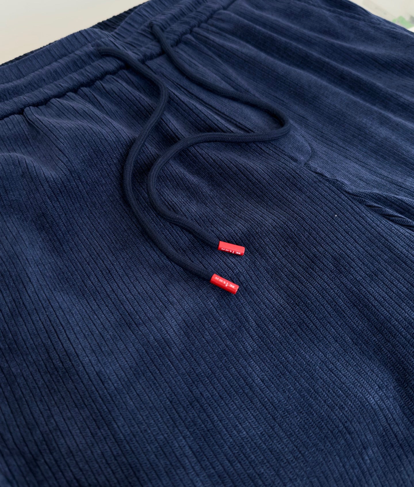 Dunkelblaue und schwarze Hose