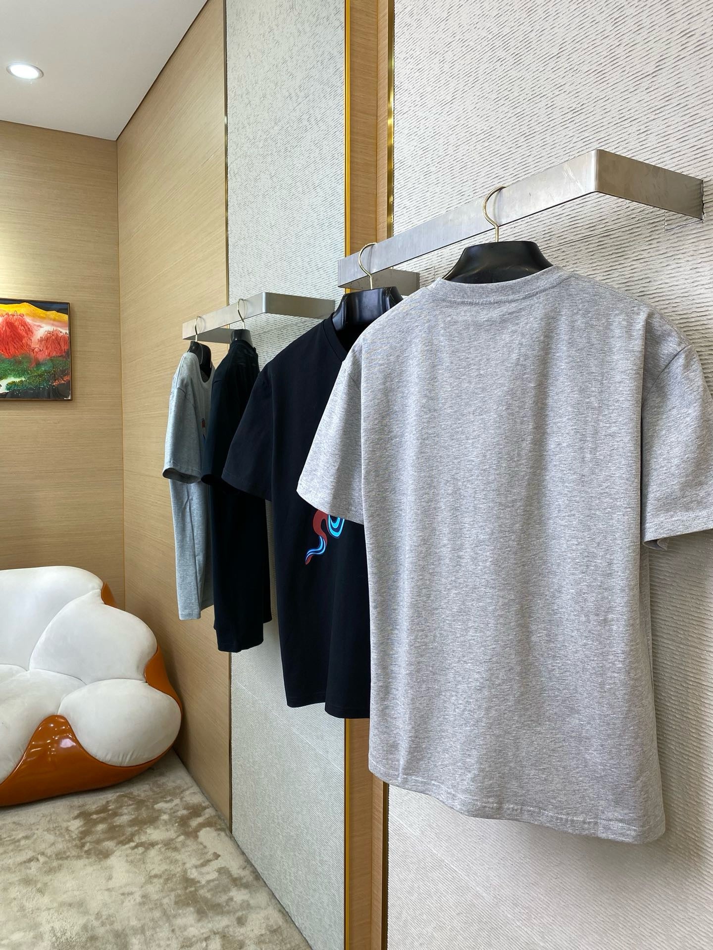 Schwarzes und graues T-Shirt