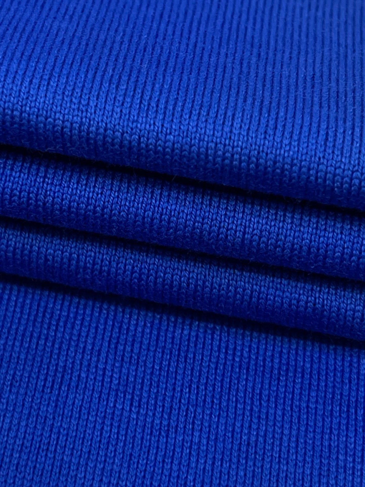 Schwarzes, weißes, grünes und blaues T-Shirt