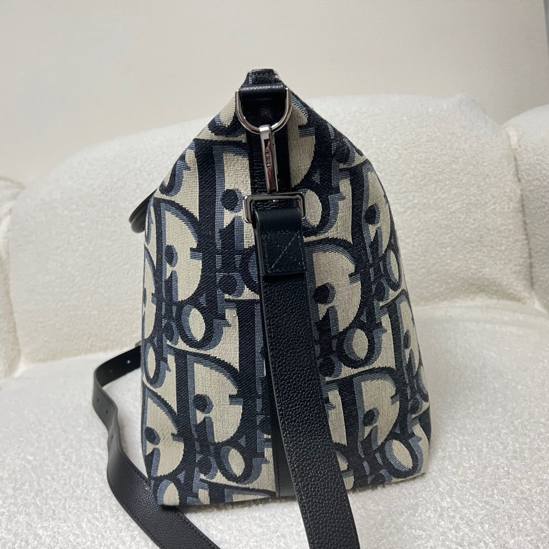 Blaue und schwarzgraue Tasche