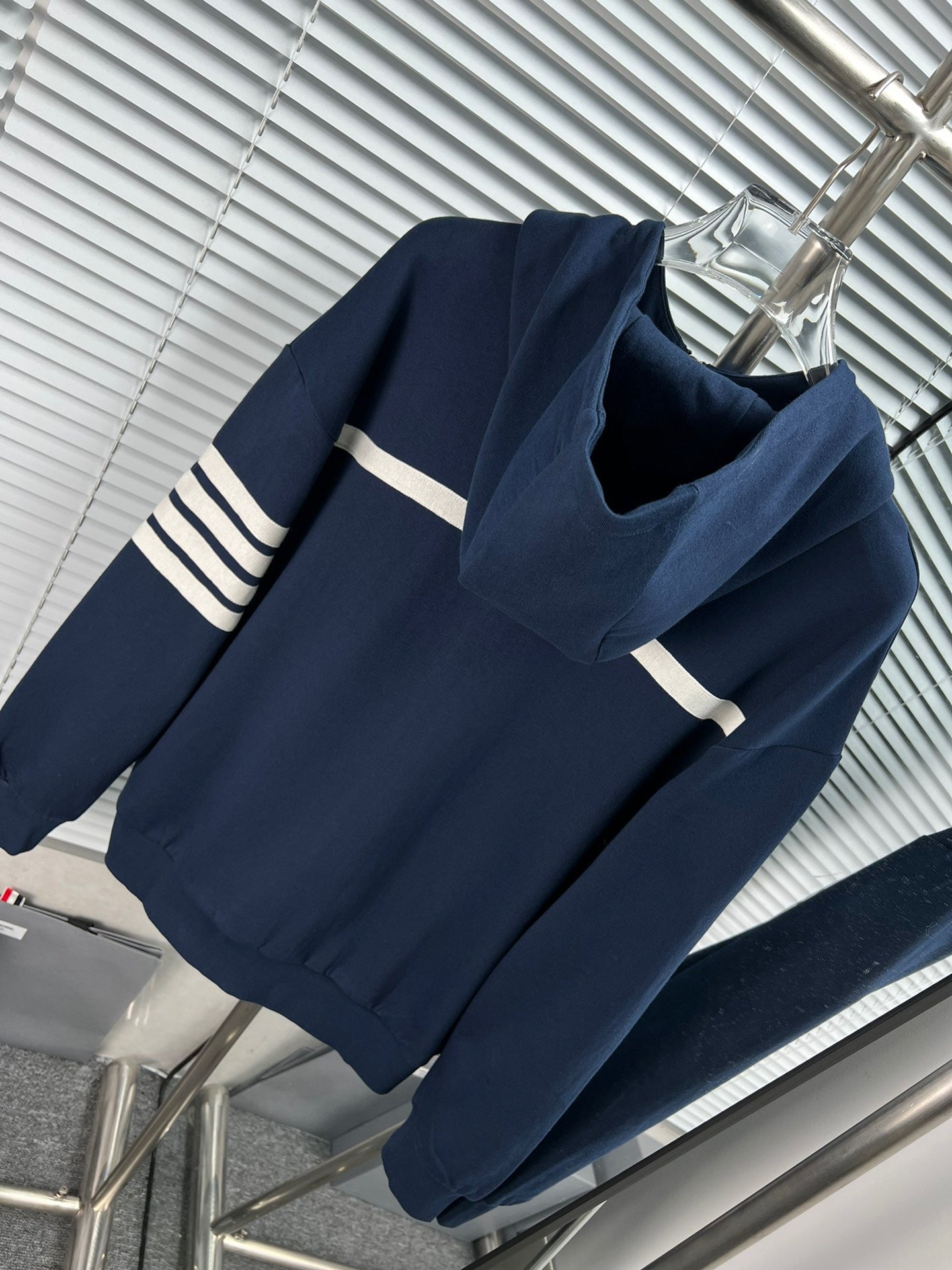 Dunkelblaue und schwarze Jacke