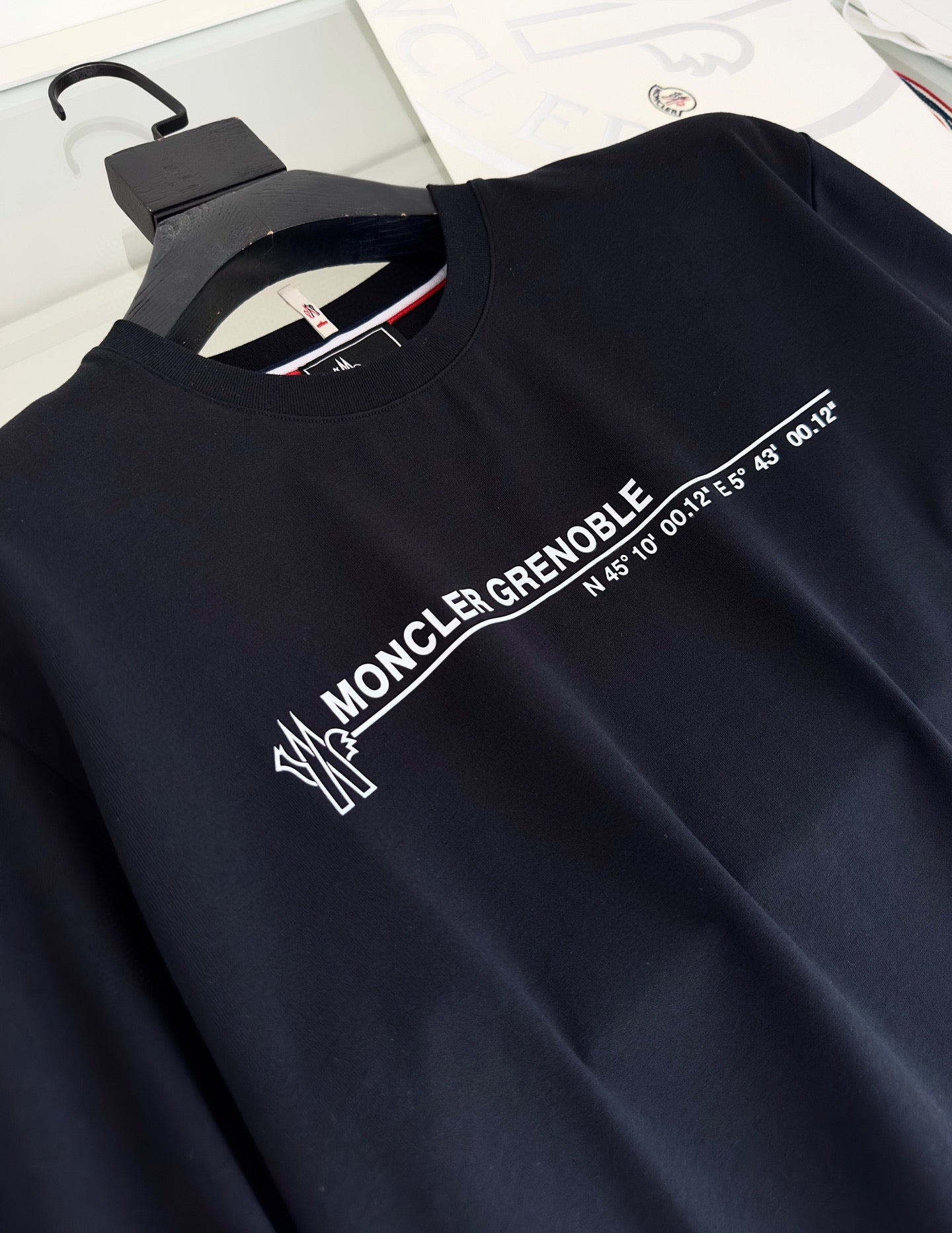 Camiseta negra y blanquecina