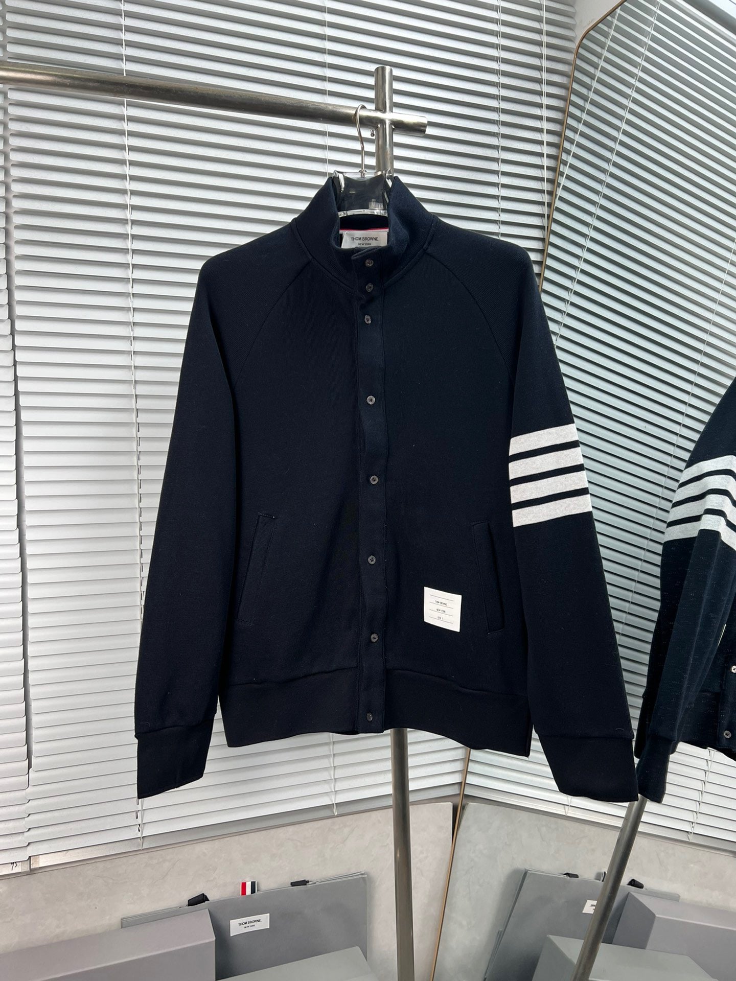Graue und dunkelblaue Jacke