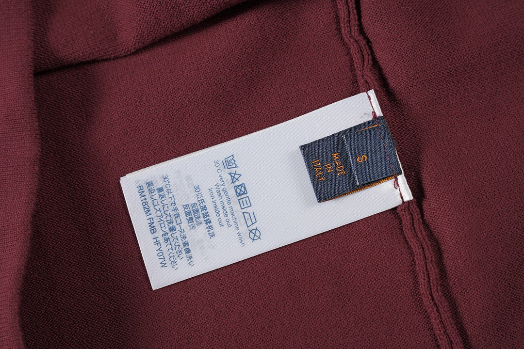 Bordeauxrotes T-Shirt