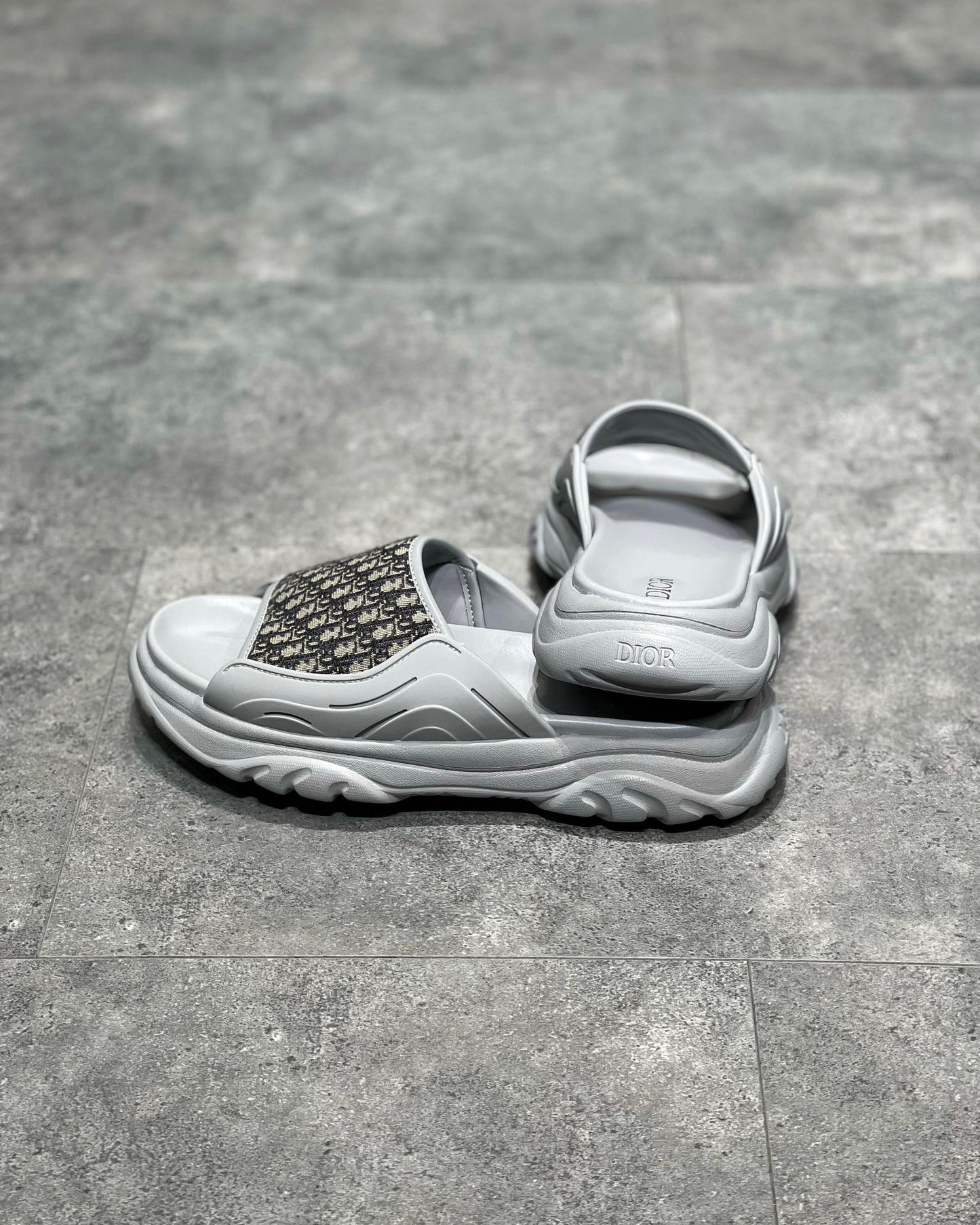 Schwarze und graue Schuhe