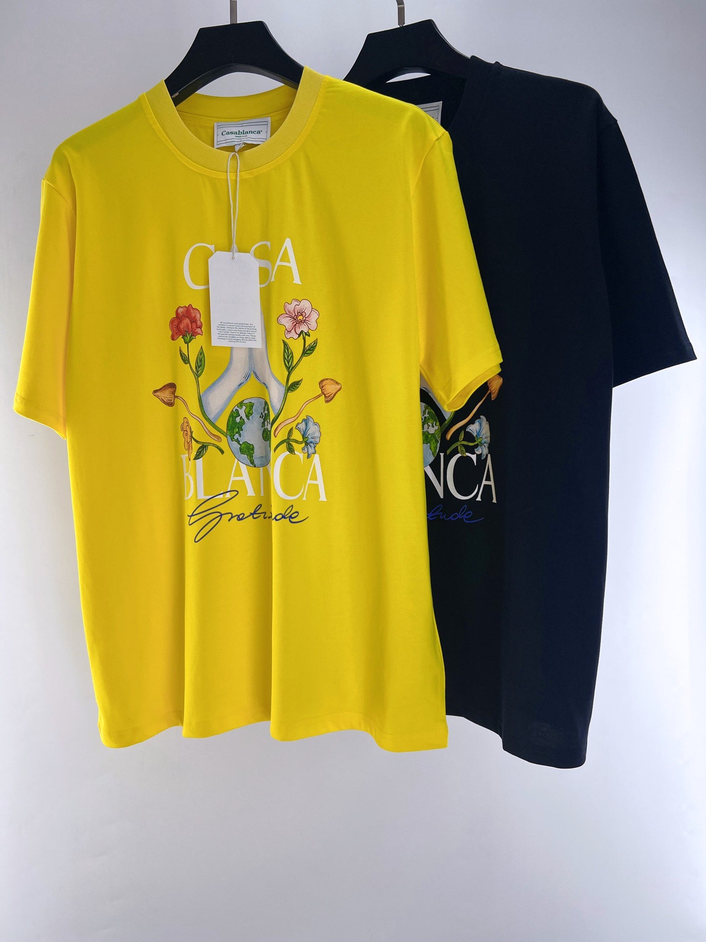 Blaues und gelbes T-Shirt