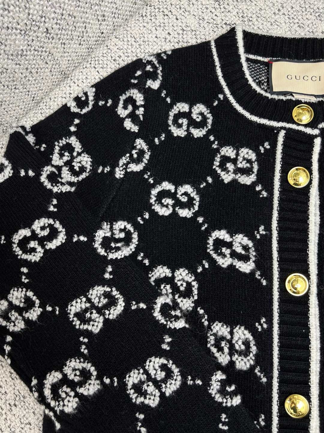 Schwarze und graue Jacke