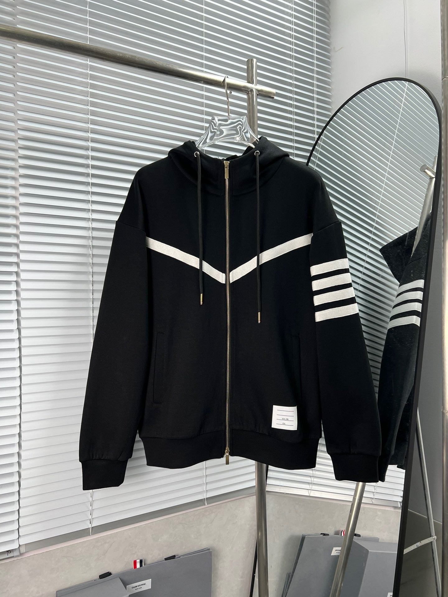 Dunkelblaue und schwarze Jacke