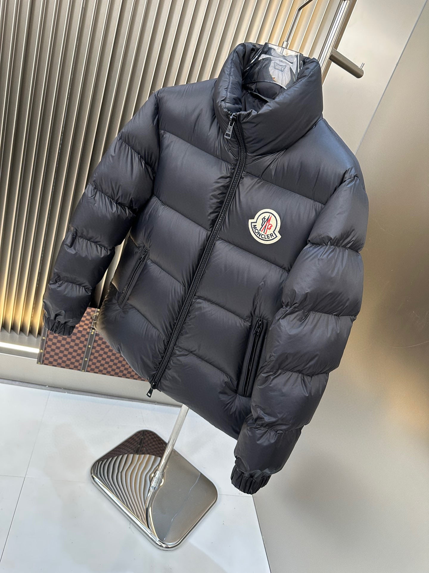 Chaqueta azul y negra