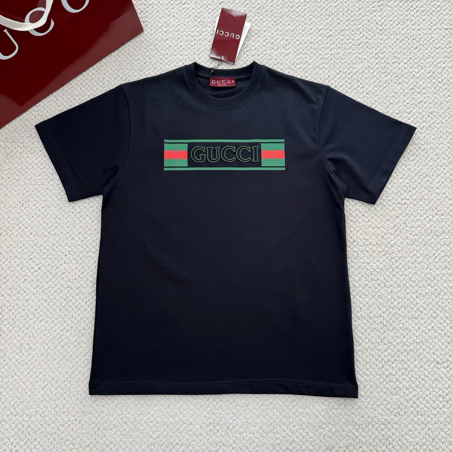 Schwarz-weißes T-Shirt