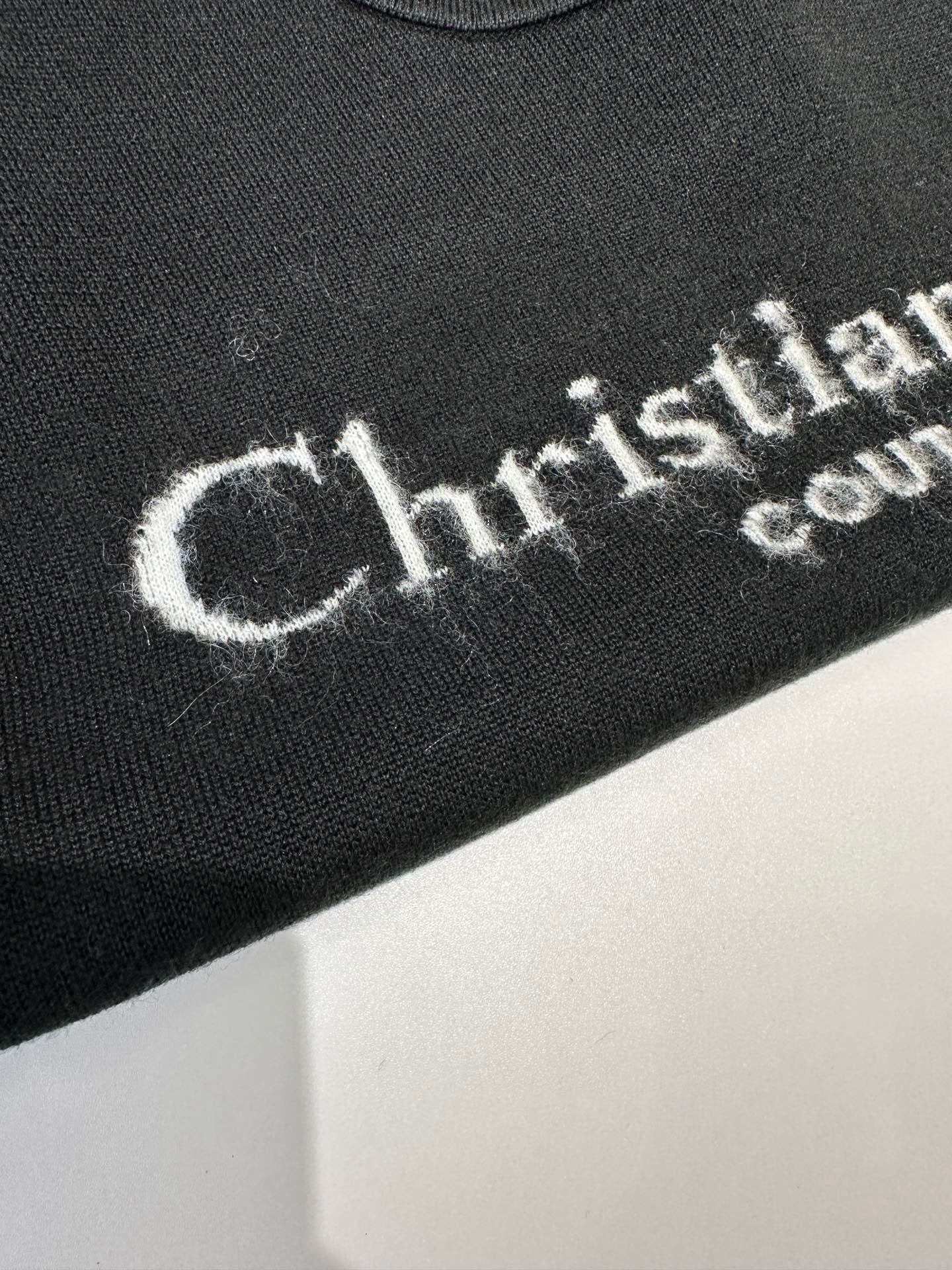 Schwarzes und himmelblaues Sweatshirt