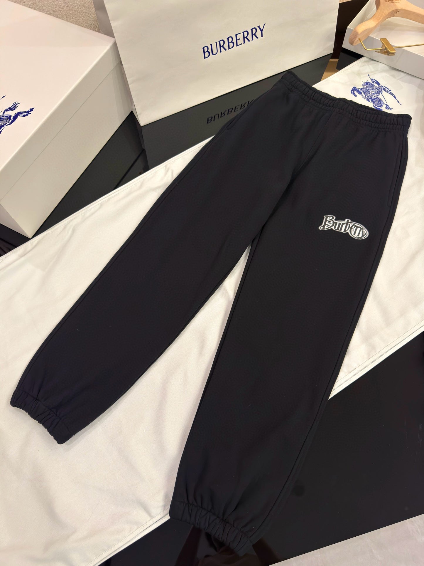 Schwarze Hosen