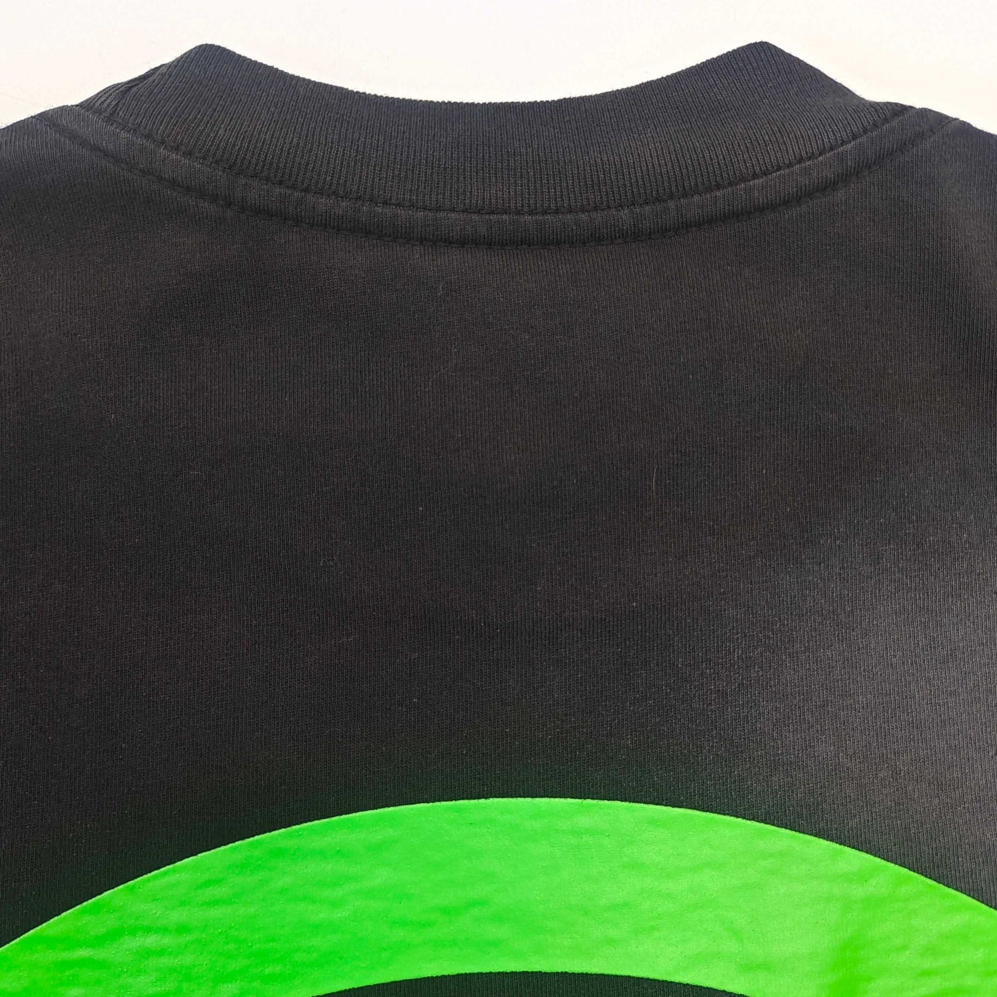 Schwarz-grünes T-Shirt