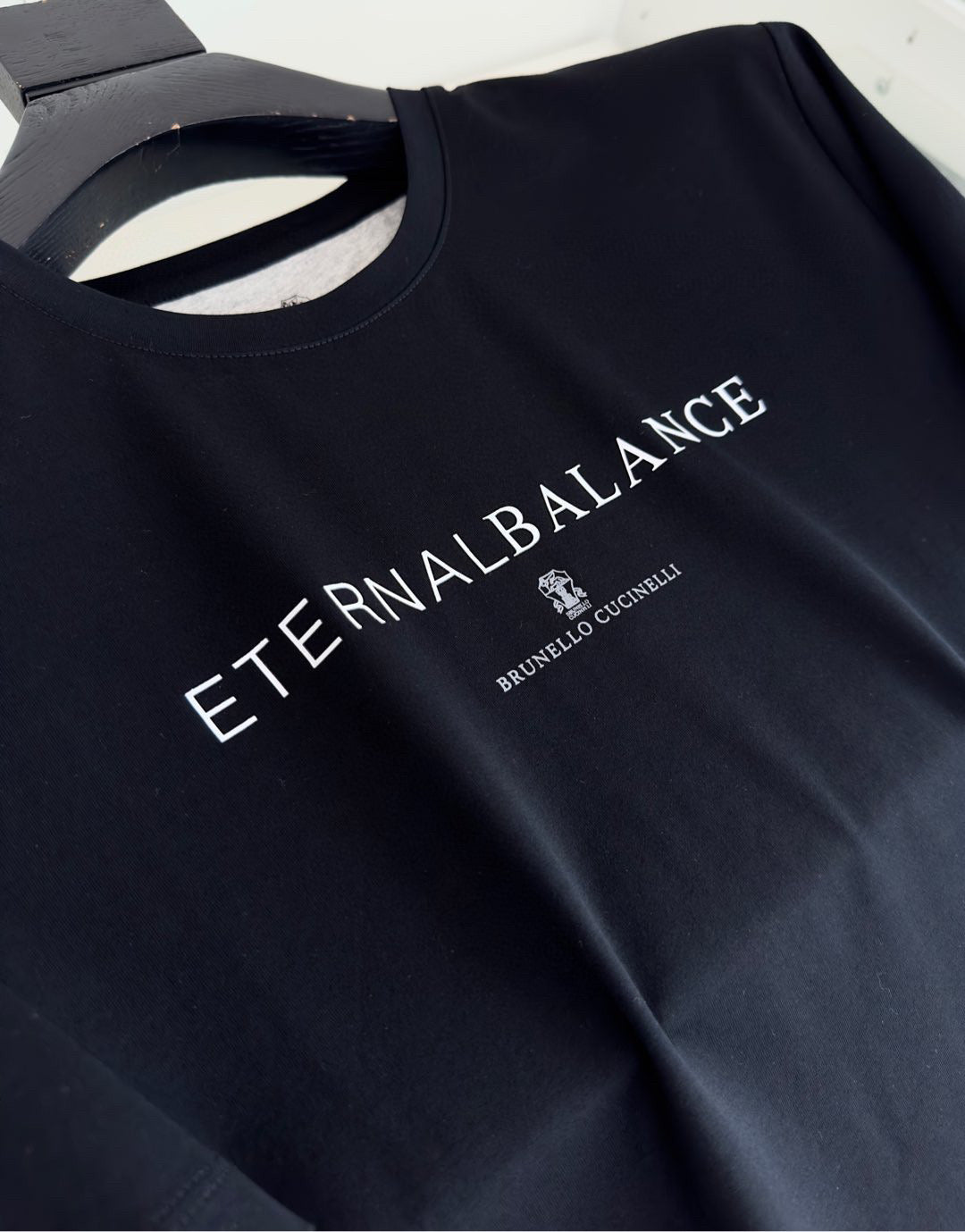 Schwarz-weißes T-Shirt