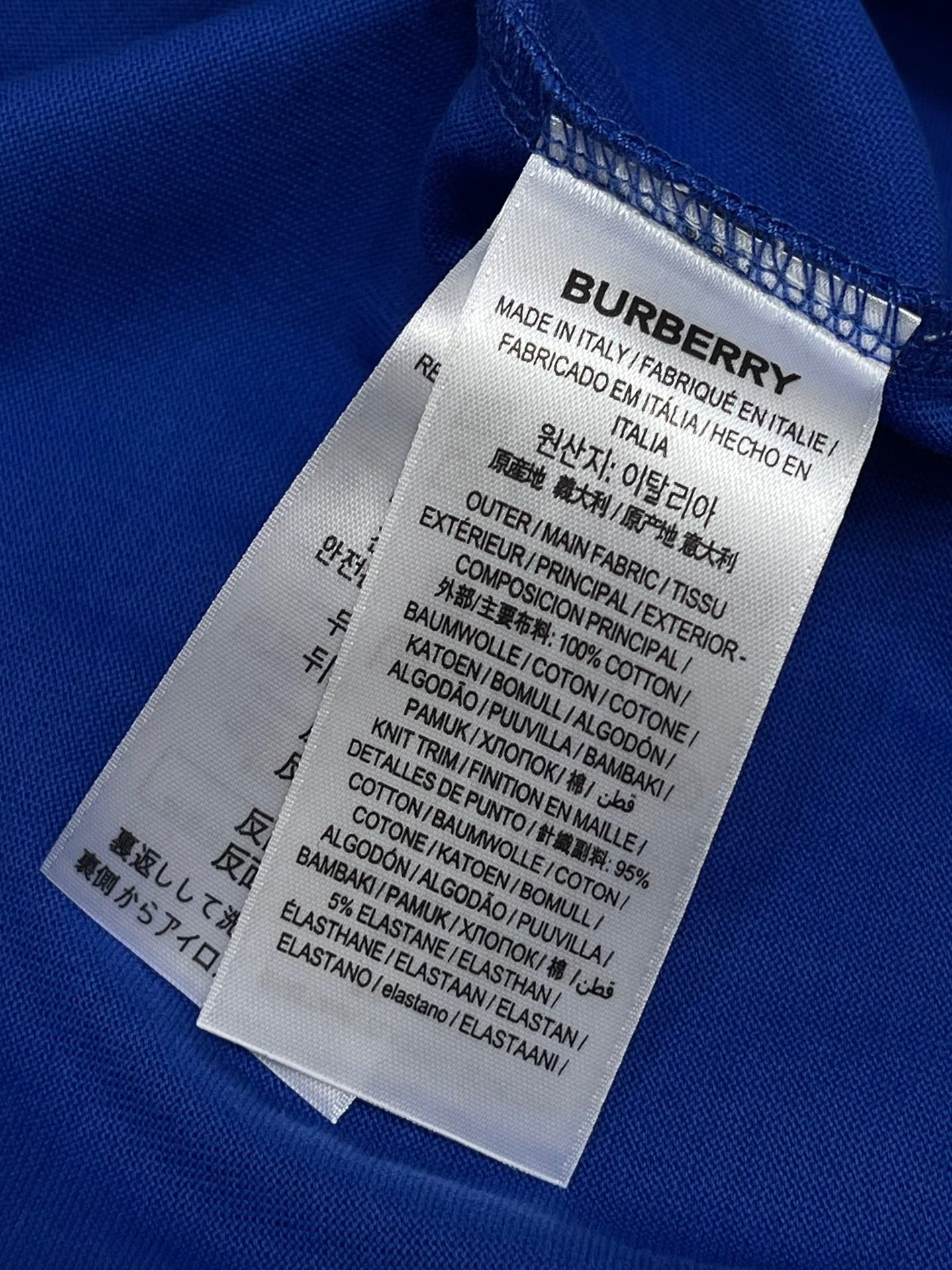 Schwarzes, weißes, grünes und blaues T-Shirt