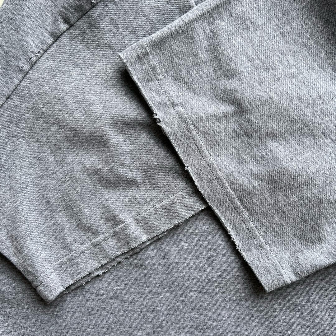 camiseta gris