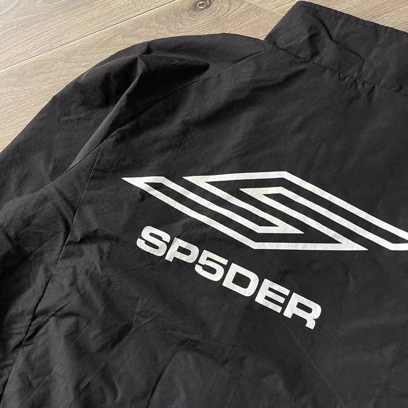 سترة سوداء وزرقاء مع بنطلون