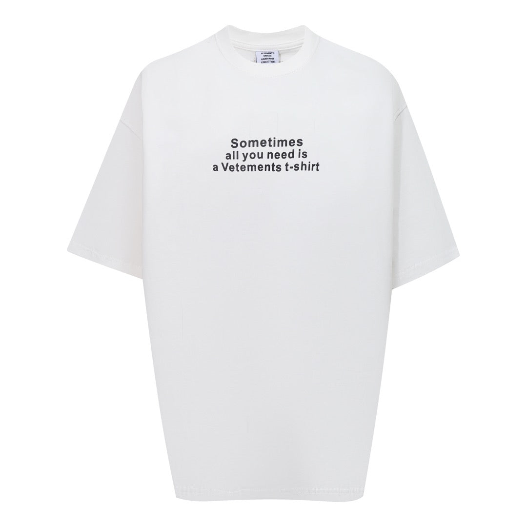 Weißes und schwarzes T-Shirt