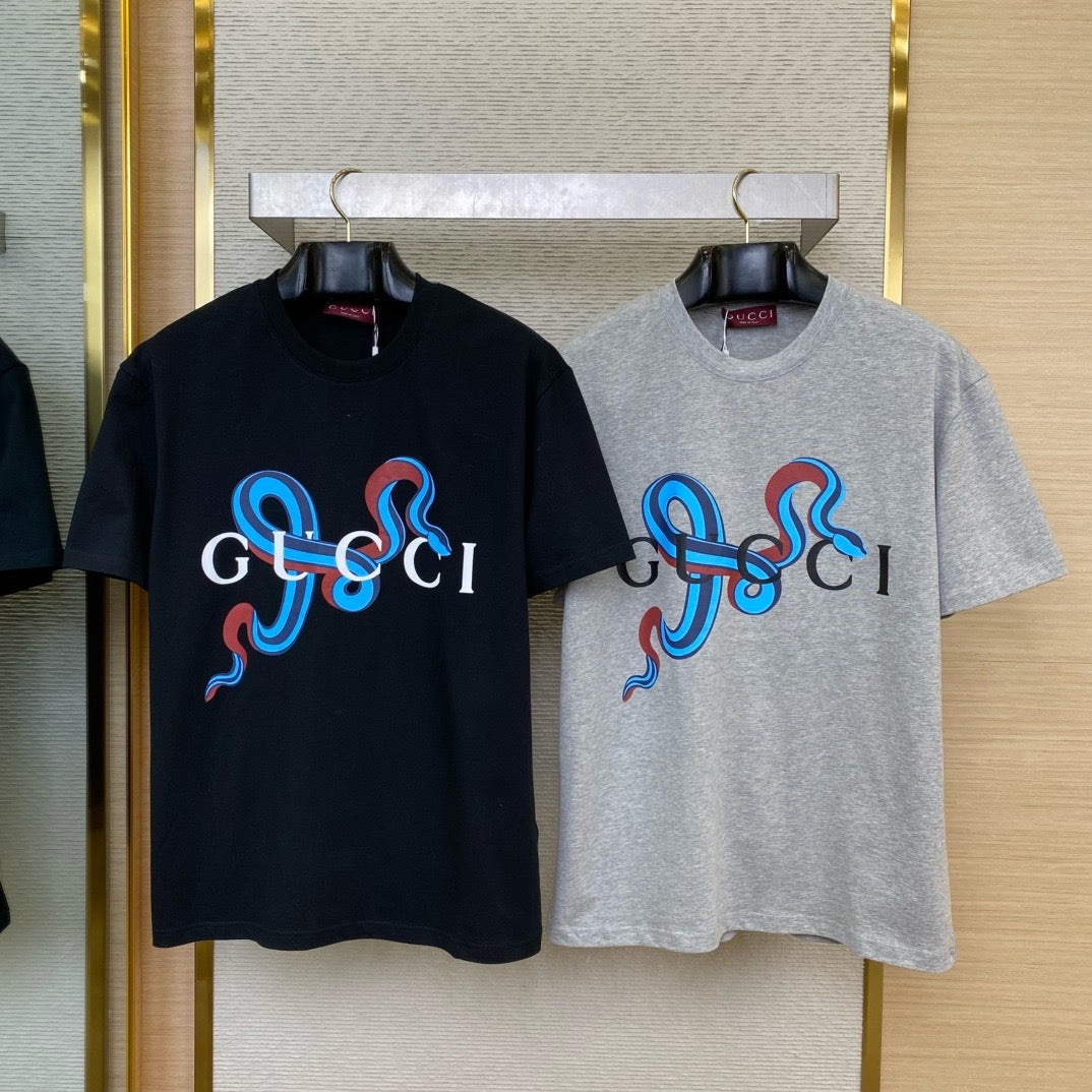 Schwarzes und graues T-Shirt